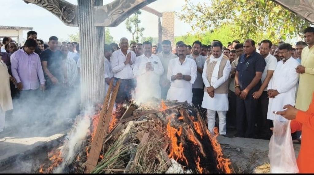 विधानसभा अध्यक्ष की मां का निधन कुछ समय से थीं अस्वस्थ कल्याण ने भाइयों संग मिलकर दी मुखाग्नि